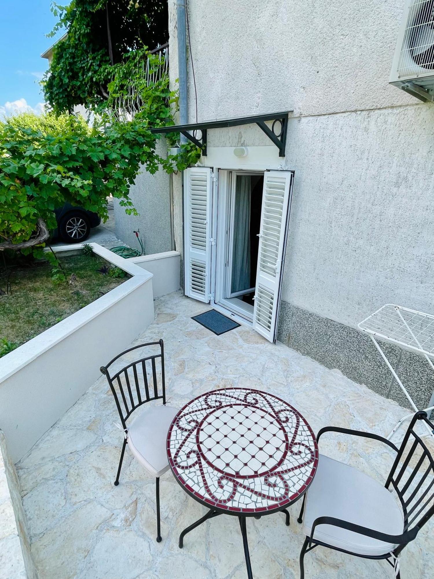 Velin Apartment *